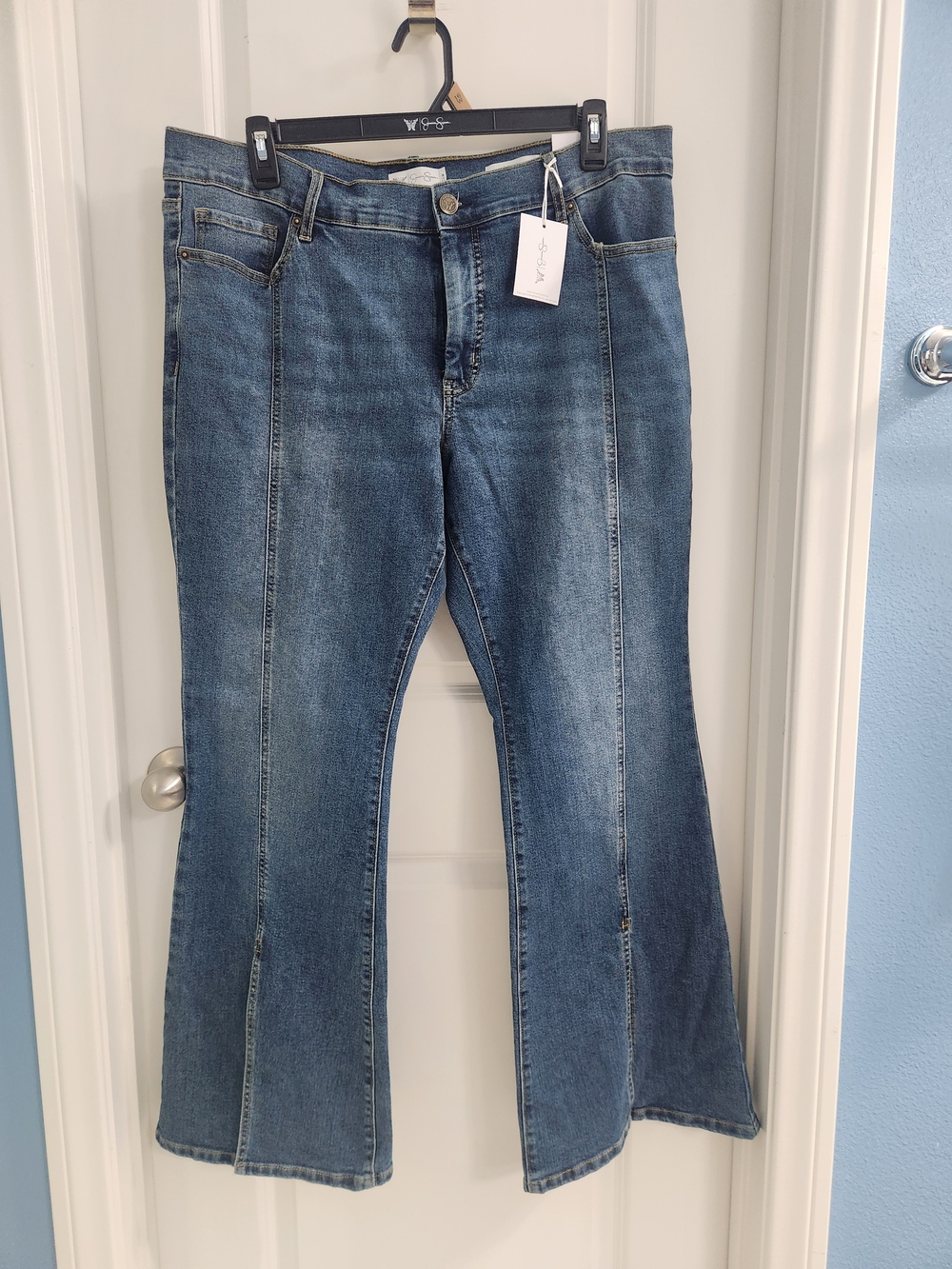 Jessica Simpson Women's and Women's Plus Daisy Fitted Flare Jeans - Picture 8 of 16